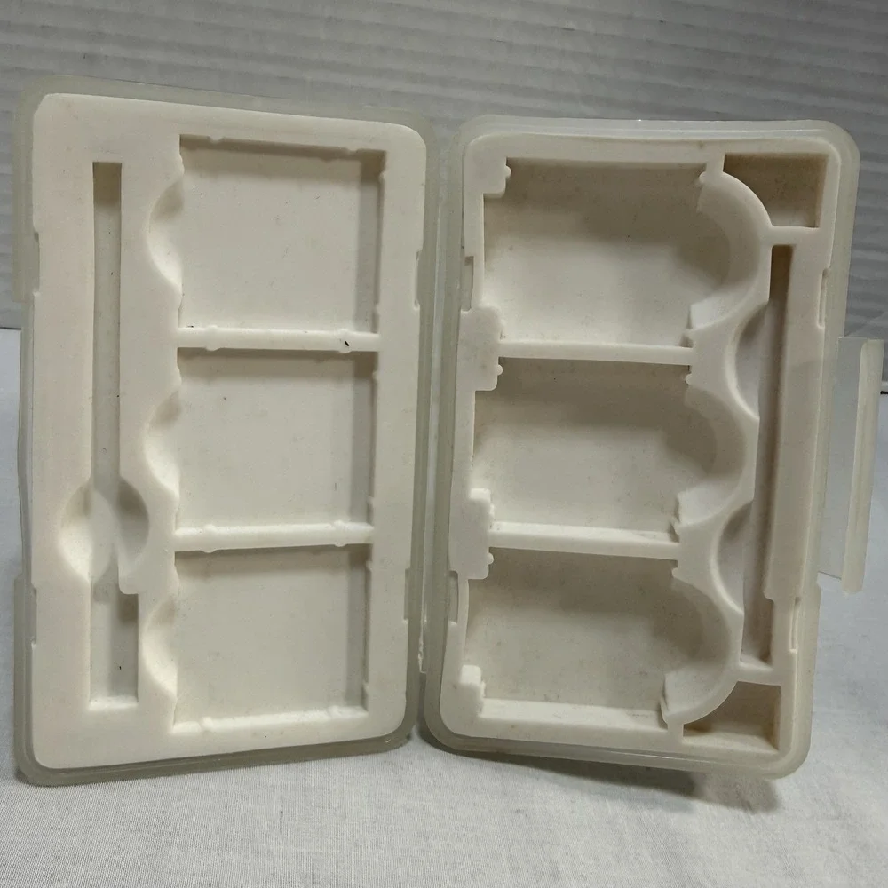 Nakiworld Nintendo DS White 6 Game Travel Case‎
